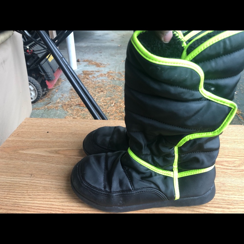 Rugged Outback Youth’s Black/Lime Boots Size 4